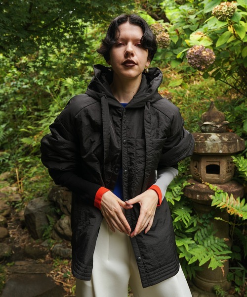 OMMO(オーエムエムオー)の「PADDED HOOD SHIRT(その他アウター・レディース・オフホワイト/ブラック・36/38)」の13枚目の写真