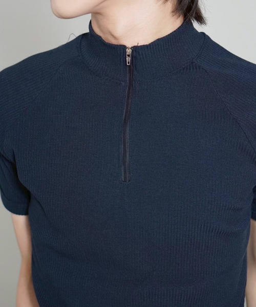 Chikashitsu +(チカシツプラス)の「【Chikashitsu +】mockneck zip half sleeve t-shirt / 【チカシツプラス】モックネックジップ半袖Tシャツ(Tシャツ/カットソー・メンズ・ブラック/グレー/ネイビー・ONE SIZE)」の4枚目の写真