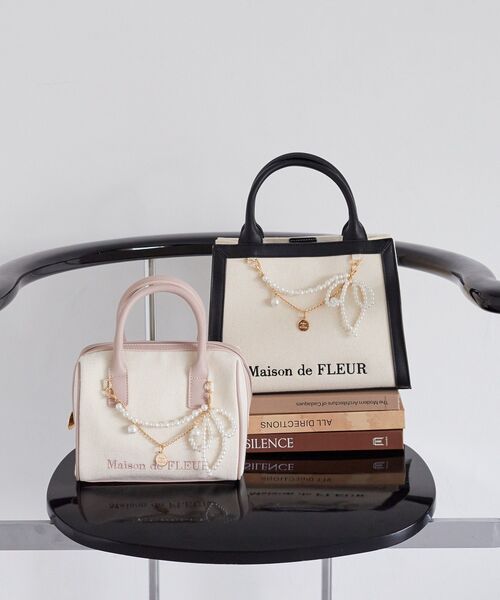 Maison de FLEUR(メゾンドフルール)の「チャーム付きキャンバスボストンバッグ(ボストンバッグ・レディース・ピンク/ブラック・FREE)」の5枚目の写真