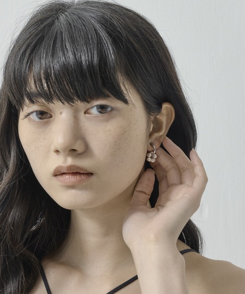 ORLEAN(オルレアン)の「金属アレルギー対応 フープイヤリング パール石モチーフデザイン サージカルステンレス(イヤリング・レディース・ゴールド/ゴールド系1/シルバー/シルバー系1・フリー)」の3枚目の写真