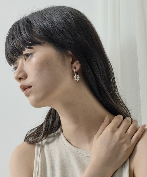 ORLEAN(オルレアン)の「金属アレルギー対応 フープイヤリング パール石モチーフデザイン サージカルステンレス(イヤリング・レディース・ゴールド/ゴールド系1/シルバー/シルバー系1・フリー)」の2枚目の写真