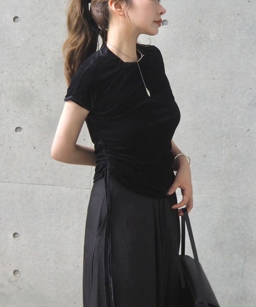 LAULEN（ローレン）の「velor side shirring tops /ベロアサイドシャーリングトップス（Tシャツ/カットソー・レディース・グレイッシュベージュ/ブラック/テラコッタ・FREE）」の2枚目の写真