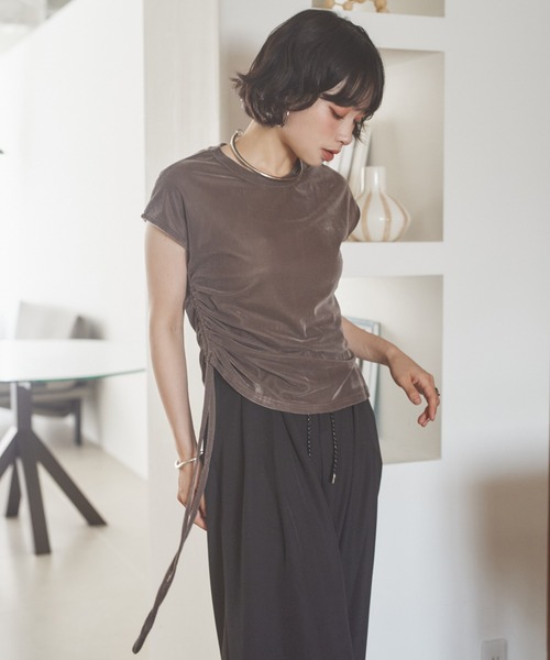LAULEN（ローレン）の「velor side shirring tops /ベロアサイドシャーリングトップス（Tシャツ/カットソー・レディース・グレイッシュベージュ/ブラック/テラコッタ・FREE）」の4枚目の写真