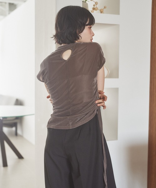 LAULEN（ローレン）の「velor side shirring tops /ベロアサイドシャーリングトップス（Tシャツ/カットソー・レディース・グレイッシュベージュ/ブラック/テラコッタ・FREE）」の5枚目の写真
