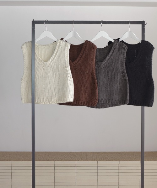 Mili affinity（ミリアフィニティー）の「ロービングVネックニットベスト（ニット/セーター・レディース・アイボリー/ブラック/チャコール/ブラウン・FREE）」の9枚目の写真