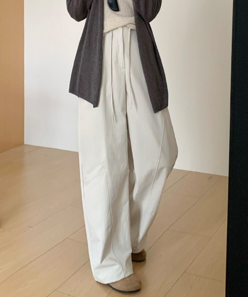 by LEGNA(バイレグナ)の「パネルラインカーブパンツ(その他パンツ・レディース・ダークグレー/アイボリー/ブラック・M-Regular/L-Regular/M-Long/L-Long)」の5枚目の写真