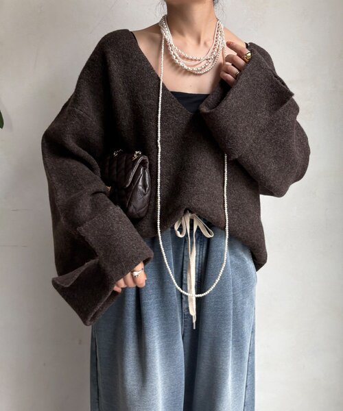 DouDou（ドゥドゥ）の「【WEB限定】深Vワイドスリーブプルオーバー（ニット/セーター・レディース・ブラウン/ベージュ/チャコールグレー・FREE）」の2枚目の写真