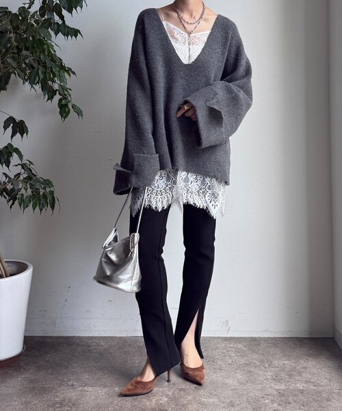 DouDou（ドゥドゥ）の「【WEB限定】深Vワイドスリーブプルオーバー（ニット/セーター・レディース・ブラウン/ベージュ/チャコールグレー・FREE）」の4枚目の写真