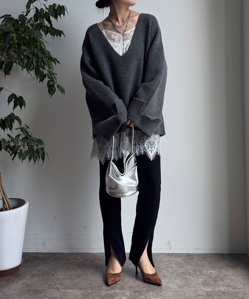 DouDou（ドゥドゥ）の「【WEB限定】深Vワイドスリーブプルオーバー（ニット/セーター・レディース・ブラウン/ベージュ/チャコールグレー・FREE）」の6枚目の写真