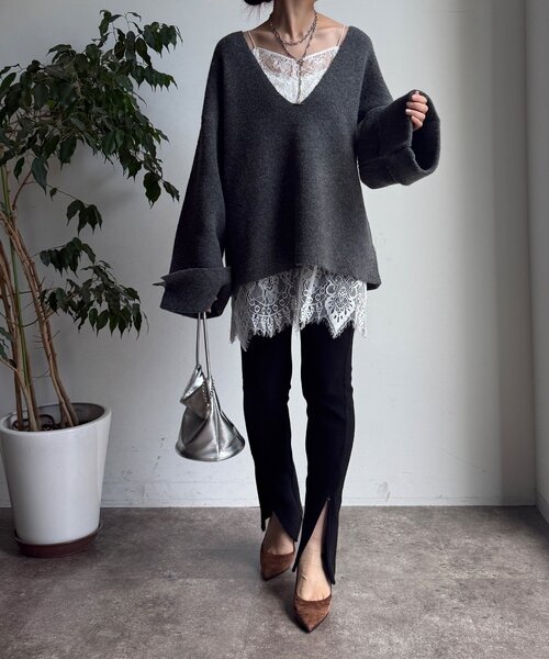 DouDou（ドゥドゥ）の「【WEB限定】深Vワイドスリーブプルオーバー（ニット/セーター・レディース・ブラウン/ベージュ/チャコールグレー・FREE）」の7枚目の写真