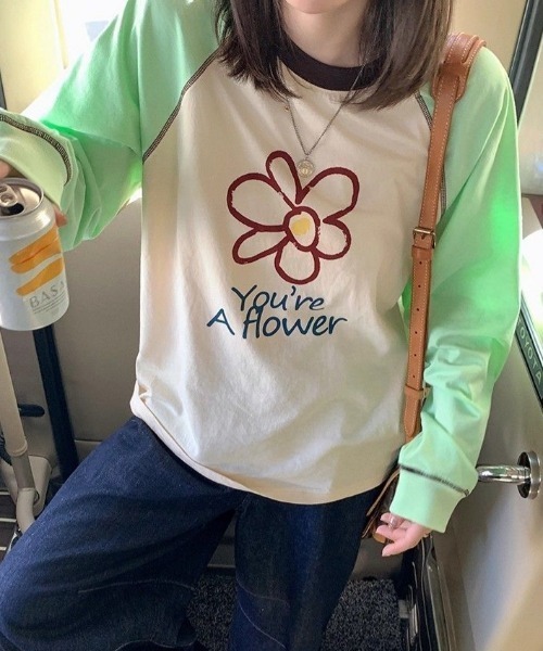 GEMEDA(ジェメダ)の「【秋冬新作】配色スリーブ花柄ロゴプリントロンT(Tシャツ/カットソー・レディース・ホワイト/ライトベージュ/ライトブルー・M)」の1枚目の写真