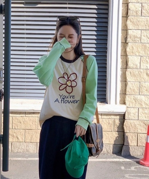 GEMEDA(ジェメダ)の「【秋冬新作】配色スリーブ花柄ロゴプリントロンT(Tシャツ/カットソー・レディース・ホワイト/ライトベージュ/ライトブルー・M)」の7枚目の写真