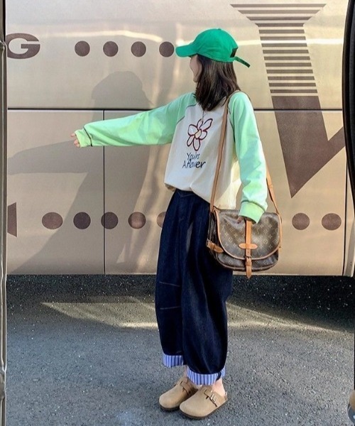 GEMEDA(ジェメダ)の「【秋冬新作】配色スリーブ花柄ロゴプリントロンT(Tシャツ/カットソー・レディース・ホワイト/ライトベージュ/ライトブルー・M)」の9枚目の写真