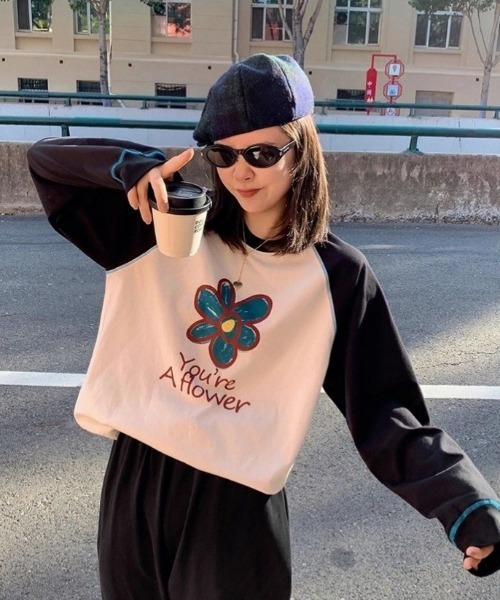 GEMEDA(ジェメダ)の「【秋冬新作】配色スリーブ花柄ロゴプリントロンT(Tシャツ/カットソー・レディース・ホワイト/ライトベージュ/ライトブルー・M)」の16枚目の写真