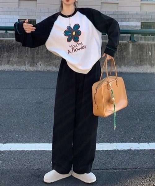 GEMEDA(ジェメダ)の「【秋冬新作】配色スリーブ花柄ロゴプリントロンT(Tシャツ/カットソー・レディース・ホワイト/ライトベージュ/ライトブルー・M)」の17枚目の写真