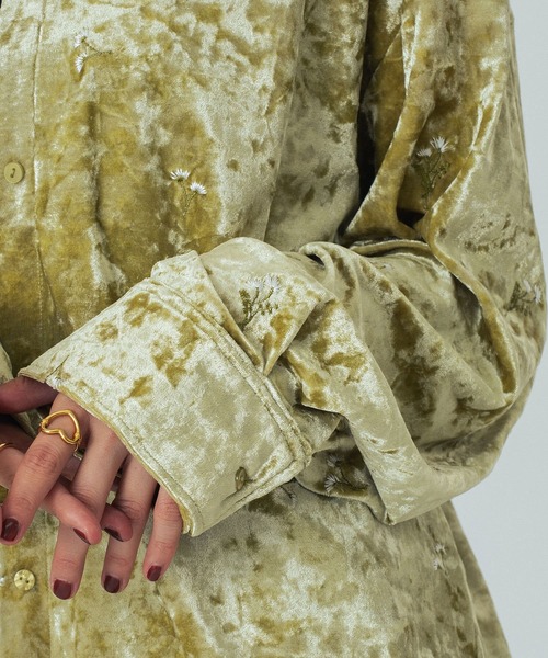 ROSE BUD（ローズバッド）の「EMBROIDERY VELOUR SHIRT（シャツ/ブラウス・レディース・ブラック/イエロー・ONE SIZE）」の4枚目の写真