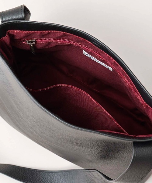 kalsac（カルサック）の「シンプルレザーショルダー　Mサイズ（ショルダーバッグ・レディース・ブラック・ONE SIZE）」の4枚目の写真