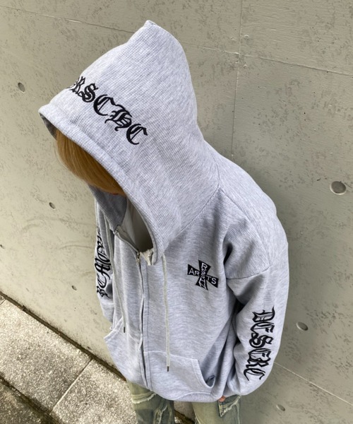 lilful(リルフル)の「袖刺繍 ワッフルジップアップパーカー(パーカー・メンズ・グレー・F)」の8枚目の写真