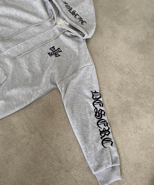 lilful(リルフル)の「袖刺繍 ワッフルジップアップパーカー(パーカー・メンズ・グレー・F)」の2枚目の写真