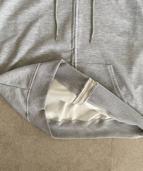 lilful(リルフル)の「袖刺繍 ワッフルジップアップパーカー(パーカー・メンズ・グレー・F)」の9枚目の写真