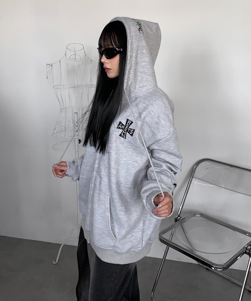 lilful(リルフル)の「袖刺繍 ワッフルジップアップパーカー(パーカー・メンズ・グレー・F)」の16枚目の写真