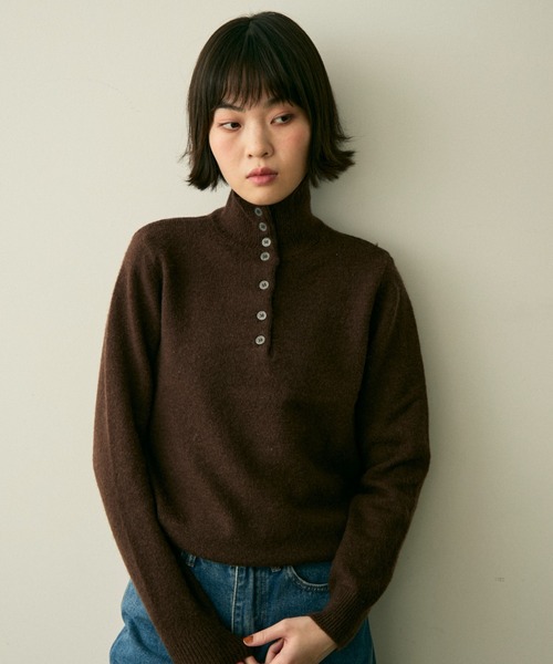 full/fill.(フルフィル)の「front button high neck knit / フロントボタンハイネックニット(ニット/セーター・レディース・ブラウン/グレー/アイボリー・FREE)」の3枚目の写真