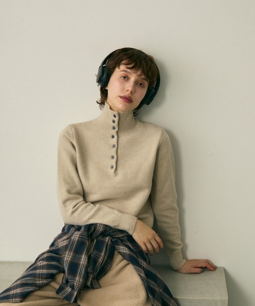 full/fill.(フルフィル)の「front button high neck knit / フロントボタンハイネックニット(ニット/セーター・レディース・ブラウン/グレー/アイボリー・FREE)」の7枚目の写真