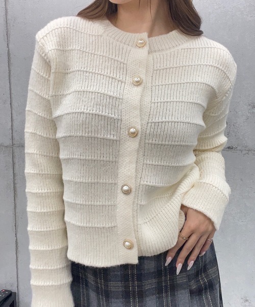 ROGER AND RAW(ロジャーアンドロウ)の「パール金ボタン ニットカーディガン(カーディガン/ボレロ・レディース・ホワイト/ライトブラウン/ブラック/ピンク・FREE)」の2枚目の写真