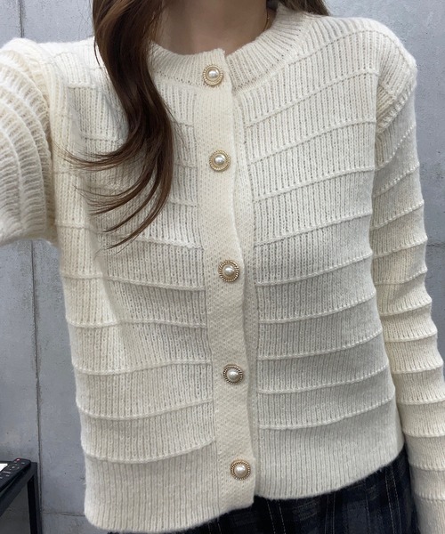 ROGER AND RAW(ロジャーアンドロウ)の「パール金ボタン ニットカーディガン(カーディガン/ボレロ・レディース・ホワイト/ライトブラウン/ブラック/ピンク・FREE)」の5枚目の写真