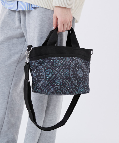 LeSportsac(レスポートサック)の「SMALL BUCKET TOTE ステレートバンダナ(トートバッグ・レディース・グレー・FREE)」の2枚目の写真