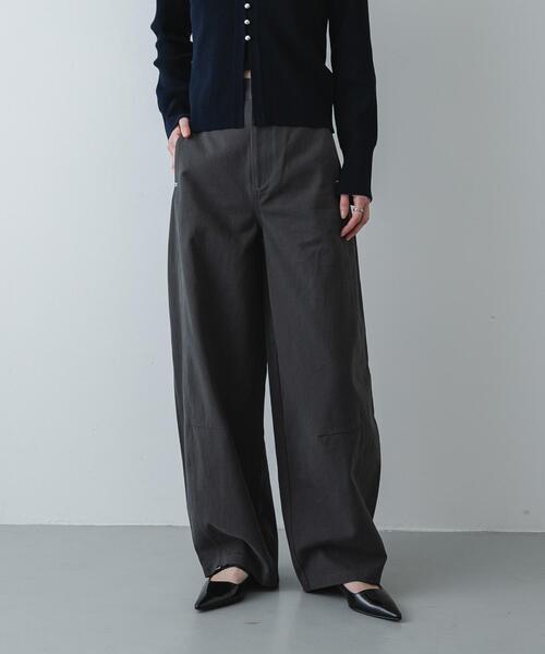 SENSE OF PLACE by URBAN RESEARCH（センスオブプレイスバイアーバンリサーチ）の「バレルレッグチノパンツ（その他パンツ・レディース・アイボリー/チャコールグレー/ベージュ・MEDIUM/LARGE/SMALL）」の2枚目の写真