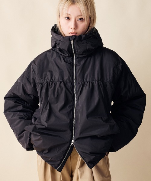 rehacer(レアセル)の「rehacer : Drape Gather Dolman Jacket / ドレープ ギャザー ドルマン ジャケット(ダウンジャケット/コート・レディース・ブラック/ブルー・SMALL)」の2枚目の写真