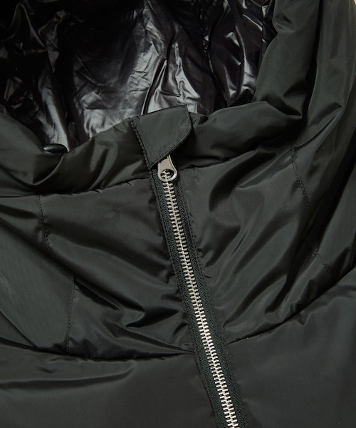 rehacer(レアセル)の「rehacer : Drape Gather Dolman Jacket / ドレープ ギャザー ドルマン ジャケット(ダウンジャケット/コート・レディース・ブラック/ブルー・SMALL)」の5枚目の写真