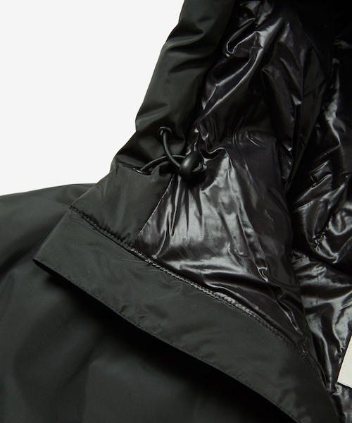 rehacer(レアセル)の「rehacer : Drape Gather Dolman Jacket / ドレープ ギャザー ドルマン ジャケット(ダウンジャケット/コート・レディース・ブラック/ブルー・SMALL)」の7枚目の写真