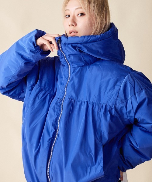 rehacer(レアセル)の「rehacer : Drape Gather Dolman Jacket / ドレープ ギャザー ドルマン ジャケット(ダウンジャケット/コート・レディース・ブラック/ブルー・SMALL)」の18枚目の写真