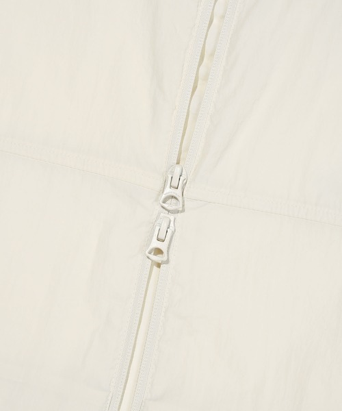 Wacky WiLLy(ワッキーウィリー)の「WOMEN'S LILY PACKABLE WINDBREAKER(ナイロンジャケット・レディース・ライトグレー/ホワイト・MEDIUM/SMALL)」の10枚目の写真
