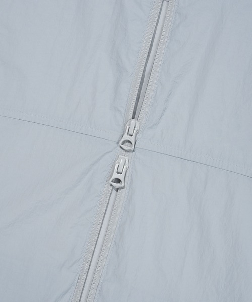Wacky WiLLy(ワッキーウィリー)の「WOMEN'S LILY PACKABLE WINDBREAKER(ナイロンジャケット・レディース・ライトグレー/ホワイト・MEDIUM/SMALL)」の19枚目の写真