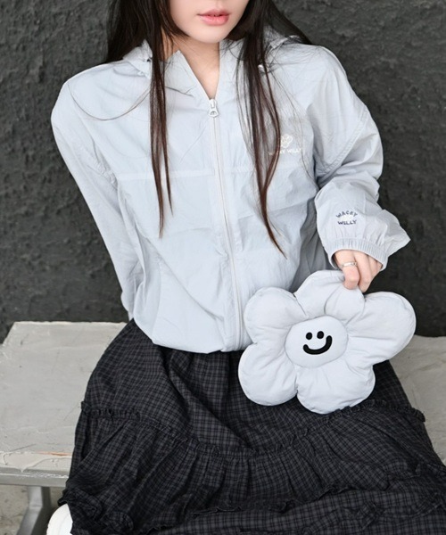 Wacky WiLLy(ワッキーウィリー)の「WOMEN'S LILY PACKABLE WINDBREAKER(ナイロンジャケット・レディース・ライトグレー/ホワイト・MEDIUM/SMALL)」の3枚目の写真