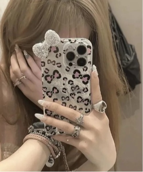 Vini(ヴィニ)の「ギャルコア ハート柄 立体リボン iPhoneケース(iPhone17・13・14・15・16対応)(スマホケース/カバー・レディース・シルバー/ピンク・iPhone 14/iPhone 17/iPhone 13/iPhone 16/iPhone 15)」の2枚目の写真