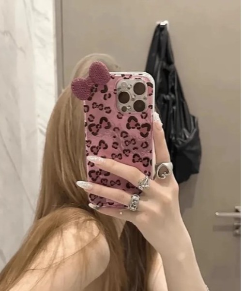 Vini(ヴィニ)の「ギャルコア ハート柄 立体リボン iPhoneケース(iPhone17・13・14・15・16対応)(スマホケース/カバー・レディース・シルバー/ピンク・iPhone 14/iPhone 17/iPhone 13/iPhone 16/iPhone 15)」の3枚目の写真