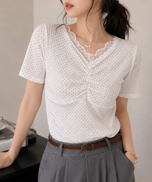 CLOTHY(クロシィ)の「【上品に、さりげなく。レースで仕込む女っぽさ】レース使いハートネックテレコT(Tシャツ/カットソー・レディース・アイボリー/ホワイト系/ブラック系/ブラック/パープル・MEDIUM/LARGE)」の3枚目の写真