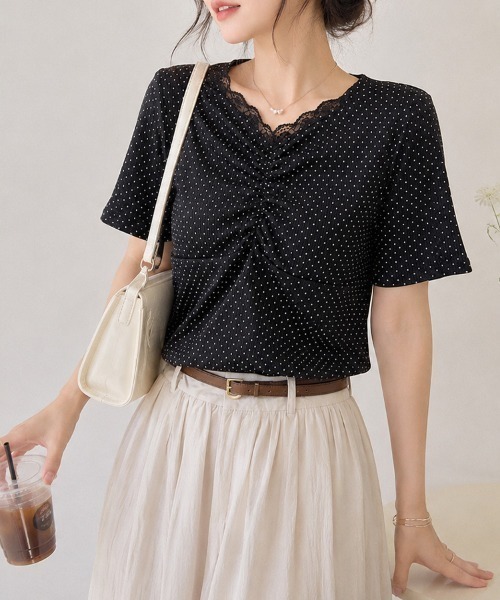 CLOTHY(クロシィ)の「【上品に、さりげなく。レースで仕込む女っぽさ】レース使いハートネックテレコT(Tシャツ/カットソー・レディース・アイボリー/ホワイト系/ブラック系/ブラック/パープル・MEDIUM/LARGE)」の4枚目の写真