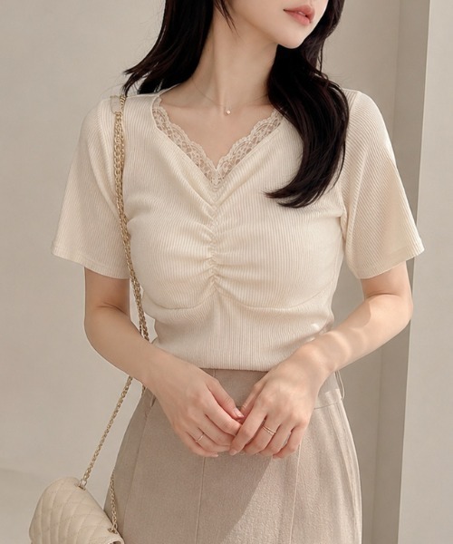 CLOTHY(クロシィ)の「【上品に、さりげなく。レースで仕込む女っぽさ】レース使いハートネックテレコT(Tシャツ/カットソー・レディース・アイボリー/ホワイト系/ブラック系/ブラック/パープル・MEDIUM/LARGE)」の2枚目の写真