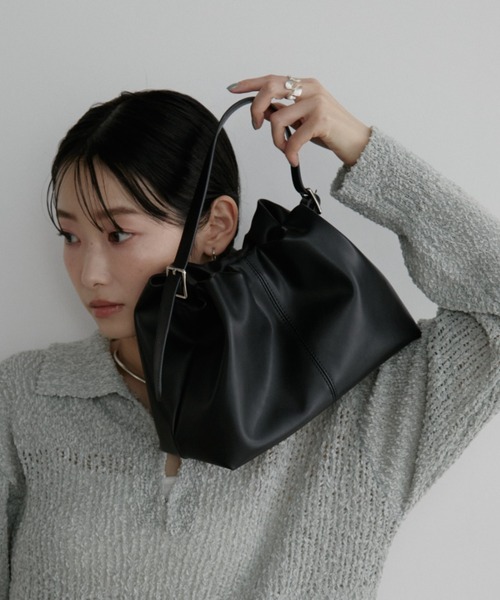 Aunt Marie's(アントマリーズ)の「フェイクレザーギャザーショルダーバッグ(ショルダーバッグ・レディース・ブルー/ブラック/イエロー・FREE)」の6枚目の写真