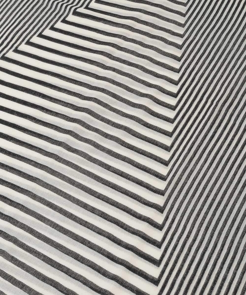 a.v.v（アーヴェヴェ）の「大判ストール（ストール/ショール・レディース・ブラック・38）」の8枚目の写真