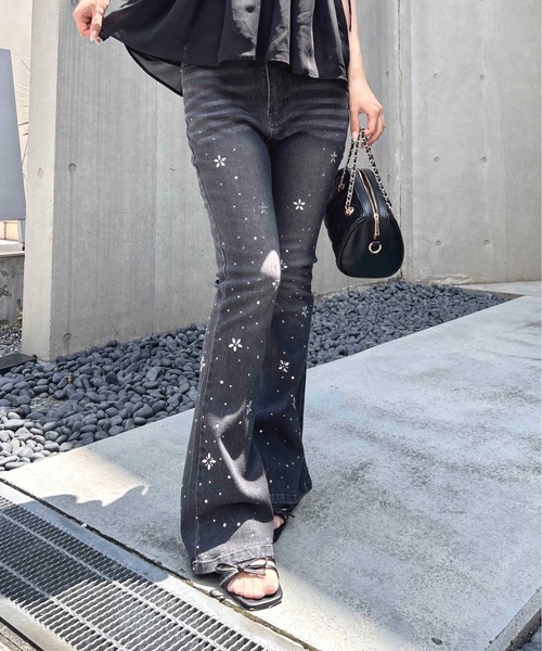 ビジュー付フレアデニムパンツ（デニムパンツ）｜INGNI（イング）の