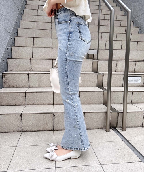 INGNI(イング)の「【WEB限定】ビジュー付フレアデニムパンツ(デニムパンツ・レディース・ブルー系その他/ブルー系その他3・M/S)」の21枚目の写真