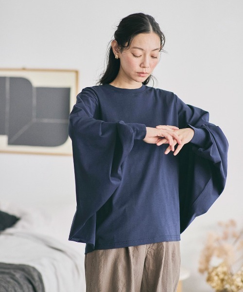 and myera(アンド マイラ)の「and myera ドルマンロングスリーブトップス(Tシャツ/カットソー・レディース・ベージュ/ネイビー/ホワイト・M/LL/L)」の3枚目の写真