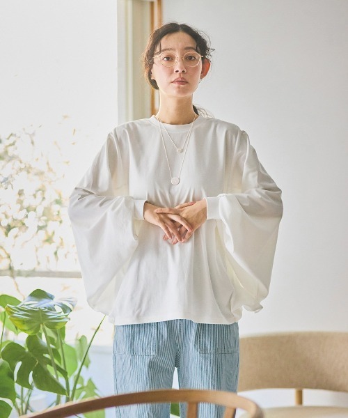 and myera(アンド マイラ)の「and myera ドルマンロングスリーブトップス(Tシャツ/カットソー・レディース・ベージュ/ネイビー/ホワイト・M/LL/L)」の1枚目の写真