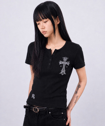 DAMISH（ダミシュ）の「ゴシッククロスヘンリーネックショートスリーブ_ブラック（Tシャツ/カットソー）」